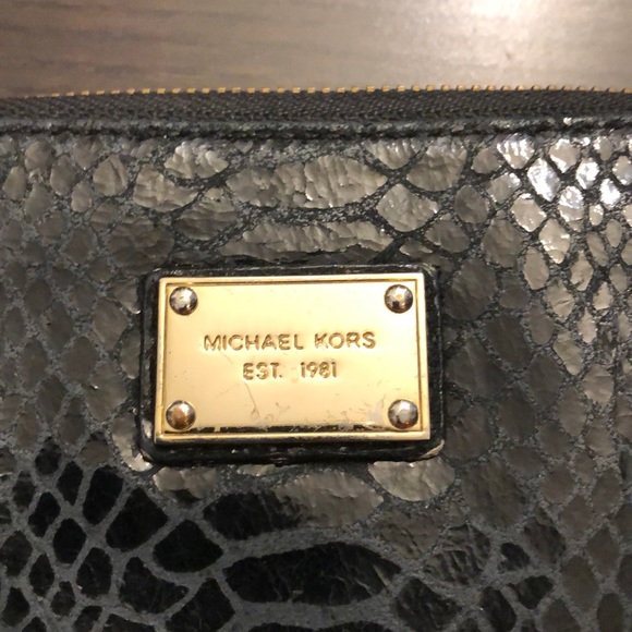 Michael Kors wristlet - Picture 2 of 3